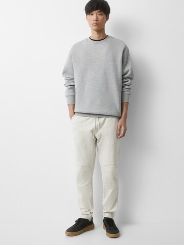 Pull&Bear Tapered Housut värissä harmaa