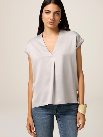 Top di oltre in grigio