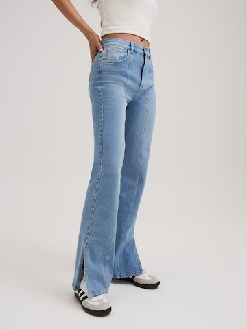 RÆRE by Lorena Rae Flared Jeans 'Tania Tall' in Blauw: voorkant