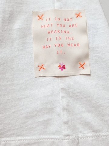 LIKS. Munich - Camiseta 'Tshirt mit Statement Flockprint' en blanco