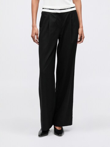 Wide leg Pantaloni con pieghe 'ESSENTIAL' di Karl Lagerfeld in nero: frontale