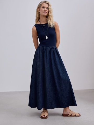 Next Mekko värissä sininen: etupuoli