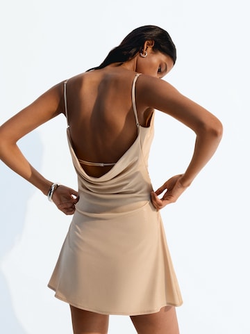 Rochie de la Bershka pe auriu