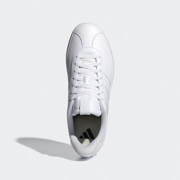 Baskets basses ADIDAS SPORTSWEAR en blanc
