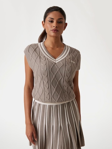 GUESS Sweater in Brown: front