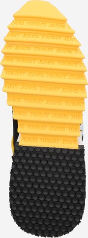 Tommy Jeans حذاء رياضي بلا رقبة بلون أصفر