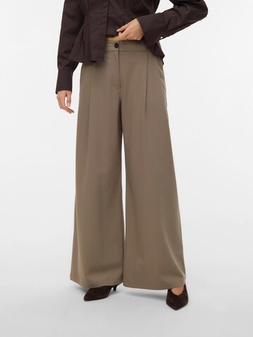 VERO MODA - Pierna ancha Pantalón plisado 'VMStella' en marrón: frente
