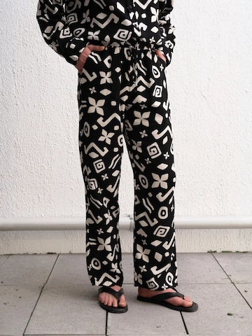 Giesto Regular Trousers in Black: front
