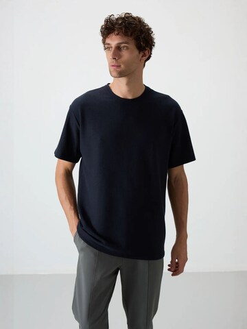 Tommy Life - Camisa em azul: frente