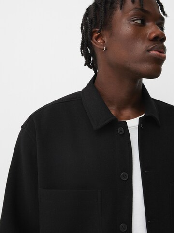 Comfort fit Camicia di Bershka in nero