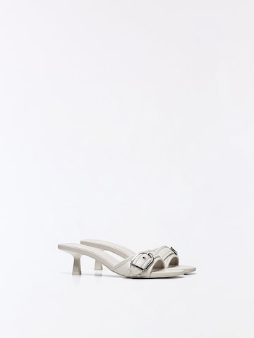 Bershka Pantolette in Weiß