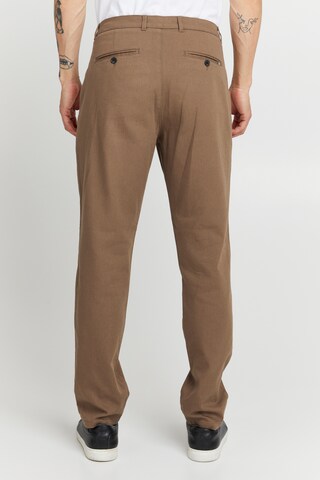 !Solid Regular Chino Pants in Brown