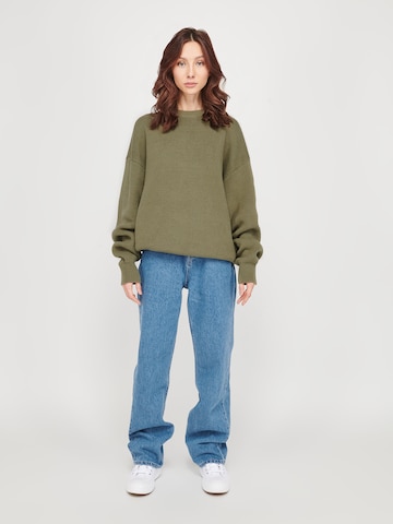 ABOUT YOU x VIAM Studio Sweater in Green