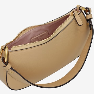 Coccinelle Schultertasche 'Merveille' in Beige