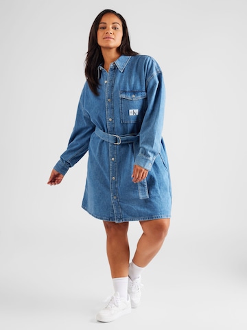 Rochie tip bluză de la Calvin Klein Jeans Curve pe albastru: față