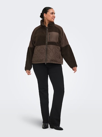 ONLY Carmakoma - Chaqueta polar 'CAROhio' en marrón