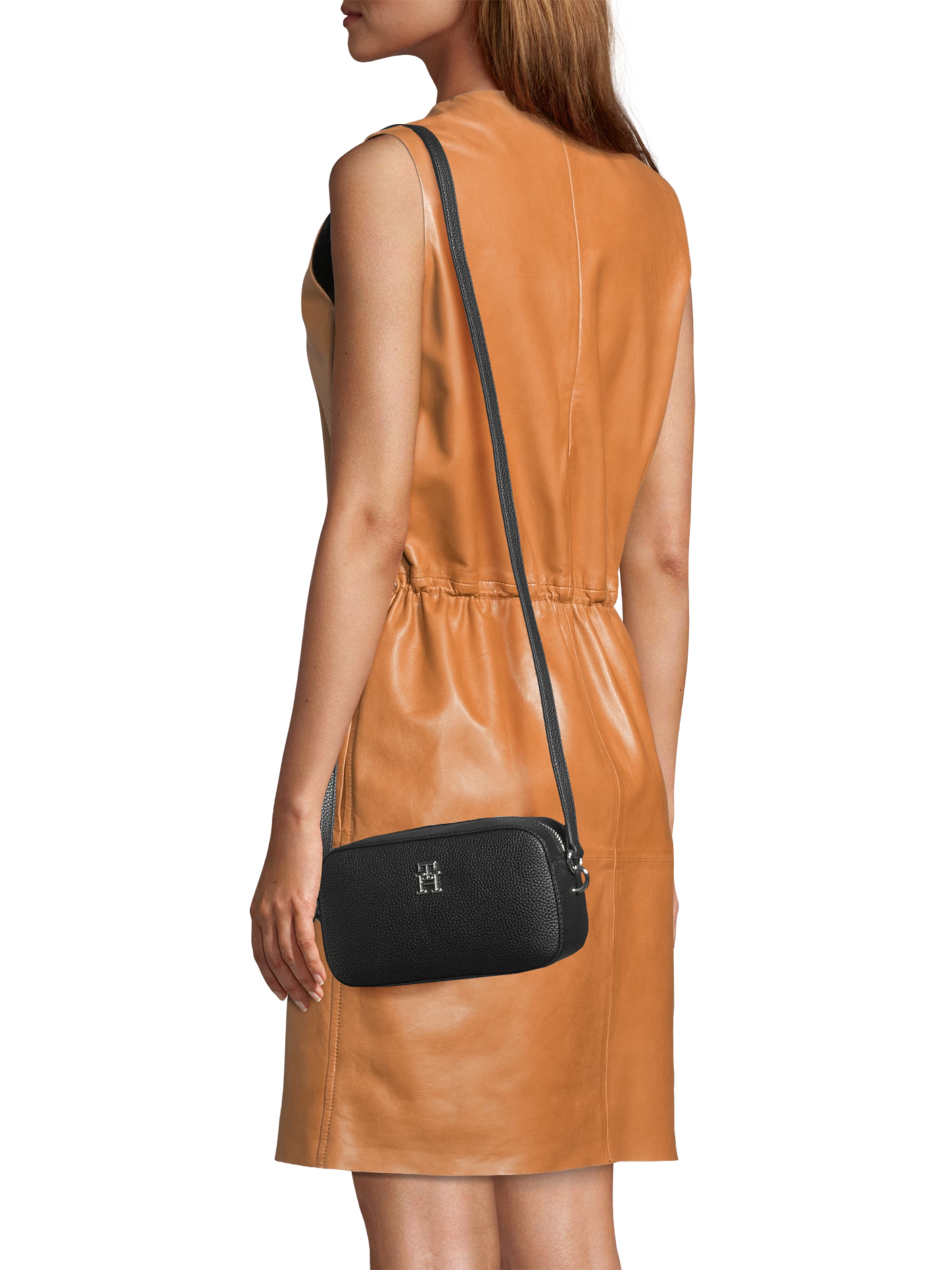 TOMMY HILFIGER Axelremsväska 'Emblem' i svart