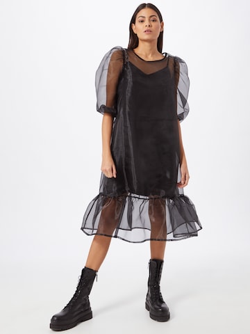 Rochie de cocktail 'Pena' de la SISTERS POINT pe negru