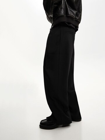Loosefit Pantaloni con pieghe di Bershka in nero
