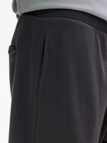 Pull&BearLoosefit Hlače - siva boja
