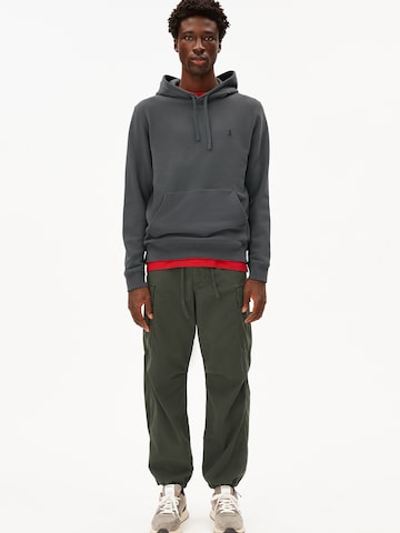 Sweat-shirt ARMEDANGELS en gris