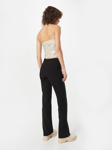 Evazați Pantaloni de la WEEKDAY pe negru