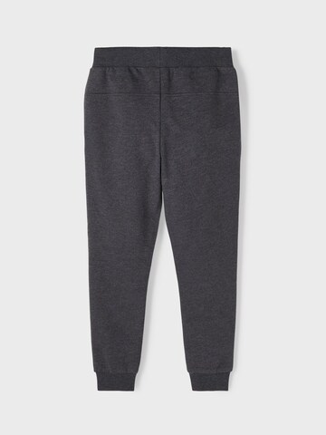 NAME IT - Tapered Pantalón 'Birge' en gris