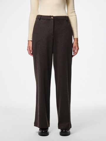 Loosefit Pantalon 'PCMAMILLA' PIECES en marron : devant