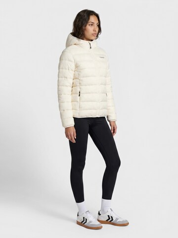 Veste d’hiver Hummel en blanc
