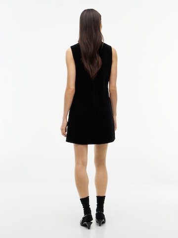 TOMMY HILFIGER Šaty – černá
