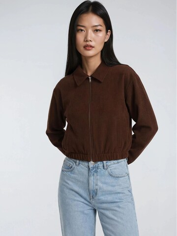 Veste mi-saison MixRay en marron : devant