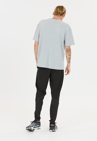 Virtus Tapered Sweathose 'Blag V3' in Schwarz