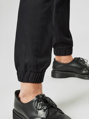 BURTON MENSWEAR LONDON - Tapered Calças cargo em preto