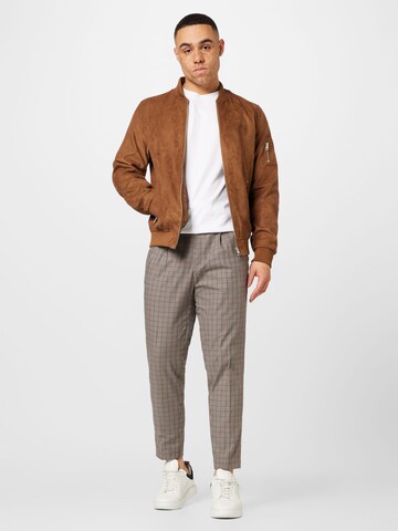 BURTON MENSWEAR LONDON Конический (Tapered) Брюки со складками в Коричневый