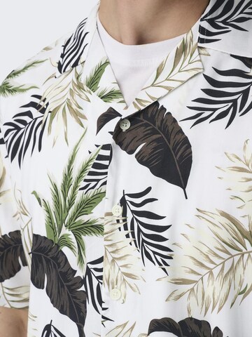 Coupe regular Chemise 'ONSWAYNE' Only & Sons en blanc