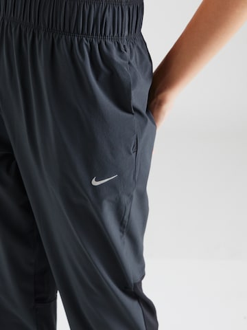 NIKE Tapered Παντελόνι φόρμας 'Fast' σε μαύρο