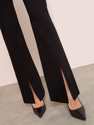 Friends Like These Разкроени Панталон в черно