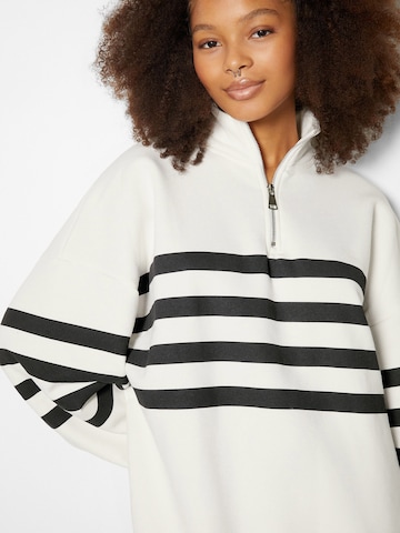 Bershka Sweatshirt i vit