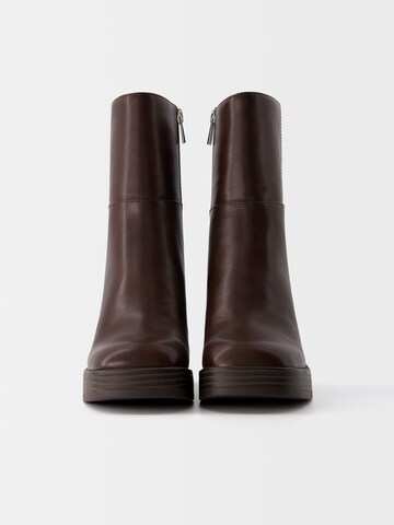 Bershka Stiefelette in Braun