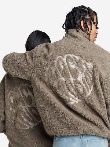 Pullover di Legacy Studios in beige