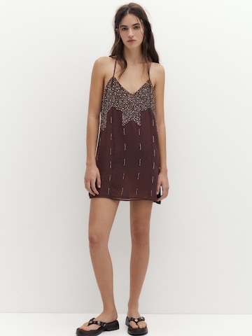 Rochie de la Pull&Bear pe roșu