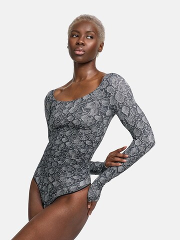 cfab (formerly creamy fabrics) Shapingbody 'Bodysuit Sculpting Shapewear Longsleeve mit String' i grå: framsida