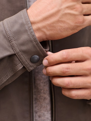 Next Преходно яке в кафяво