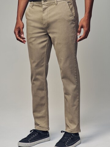 Slimfit Pantaloni chino di Next in beige