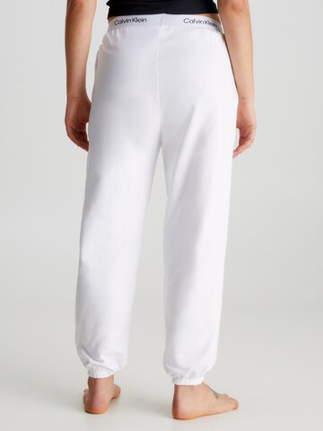 Calvin Klein UnderwearTapered Hlače s naborima - bijela boja