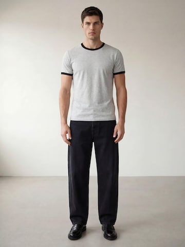 ARMIE Bluser & t-shirts 'The Dave Contrast' i grå