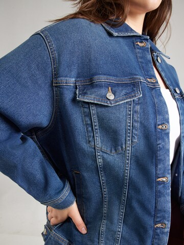 Giacca di mezza stagione 'CARKONA' di ONLY Carmakoma in blu