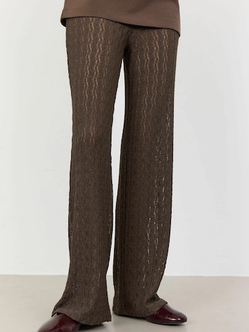 Regular Pantalon Levete Room en marron : devant