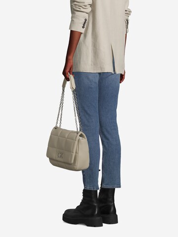 Calvin Klein Schultertasche in Beige