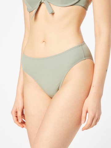 Slip costum de baie de la ESPRIT pe verde: față